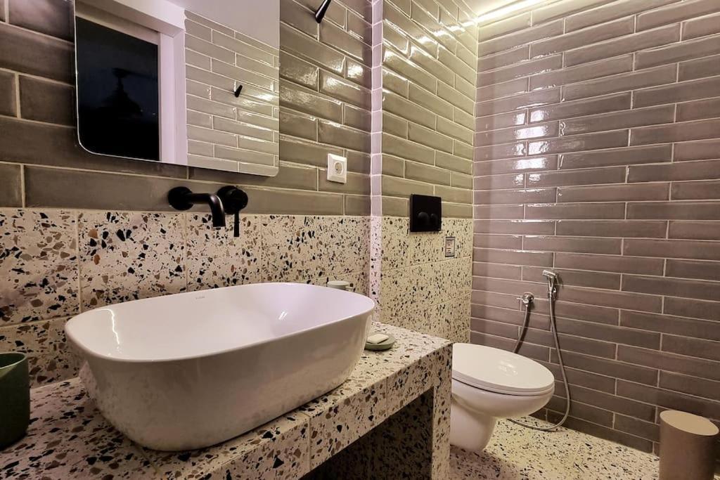 μπροστά στη πλατεία ναυαρίνου/τσιμισκη Apartament Saloniki